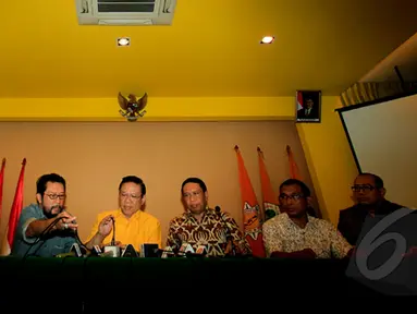 Ketua Umum Partai Golkar Versi Munas Jakarta Agung Laksono (ketiga dari kiri) menggelar konferensi pers menanggapi hasil putusan PN Jakarta Pusat di Kantor DPP Partai Golkar, Jakarta, Rabu (4/2/2015). (Liputan6.com/Johan Tallo)
