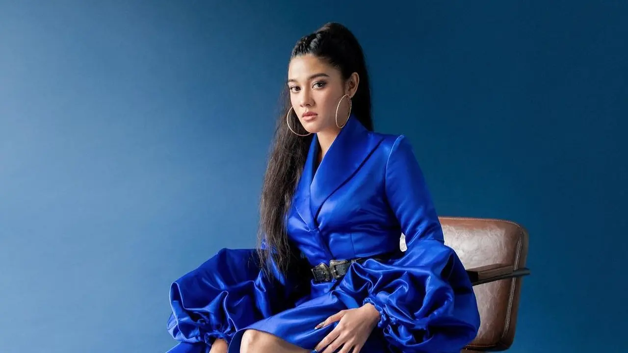 Gaya Pemotretan Naysila Mirdad Dalam Balutan Dress Biru