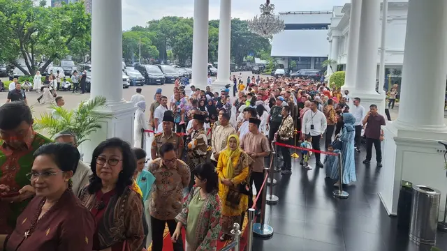 Para menteri, duta besar negara sahabat, hingga masyarakat umum pun antusias ikut mengantre untuk bersilaturahmi dengan Presiden Jokowi.