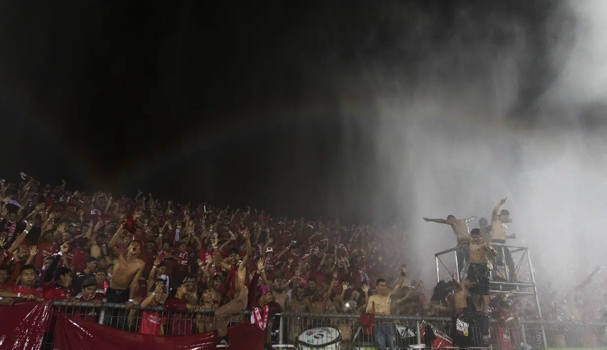 Pendukung Bali United, Semeton Dewata bersorak-sorai saat laga Piala Presiden melawan Mitra Kukar di Stadion I Wayan Dipta, Gianyar, Bali, Kamis (3/9/2015). (Bola.com/Vitalis Yogi Trisna)