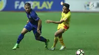 Pemain depan Persib, Tantan (kiri) berusaha melewati kawalan gelandang Bhayangkara FC, Evan Dimas dilanjutan Liga 1 Indonesia di Stadion Patriot Candrabhaga, Bekasi, Minggu (4/6). Bhayangkara FC menang 2-0. (Liputan6.com/Helmi Fithriansyah)