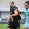 Pemain Dewa United, Karim Rossi (kiri) berebut bola dengan pemain Madura United, Kadek Raditya Maheswara saat laga lanjutan BRI Liga 1 2022/2023 di Indomilk Arena, Tangerang, Kamis (2/2/2023). (Bola.com/Bagaskara Lazuardi)