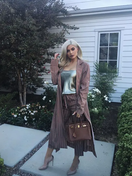 Sangat mencintai Rapper asal Amerika Serikat itu, Kylie berusaha menenangkan Tyga untuk menyanggupi pembayaran hutang dan menanggung keuangan kekasihnya tersebut. Hal tersebut tentunya membuat Tyga merasa aman. (Instagram/Kyliejenner)
