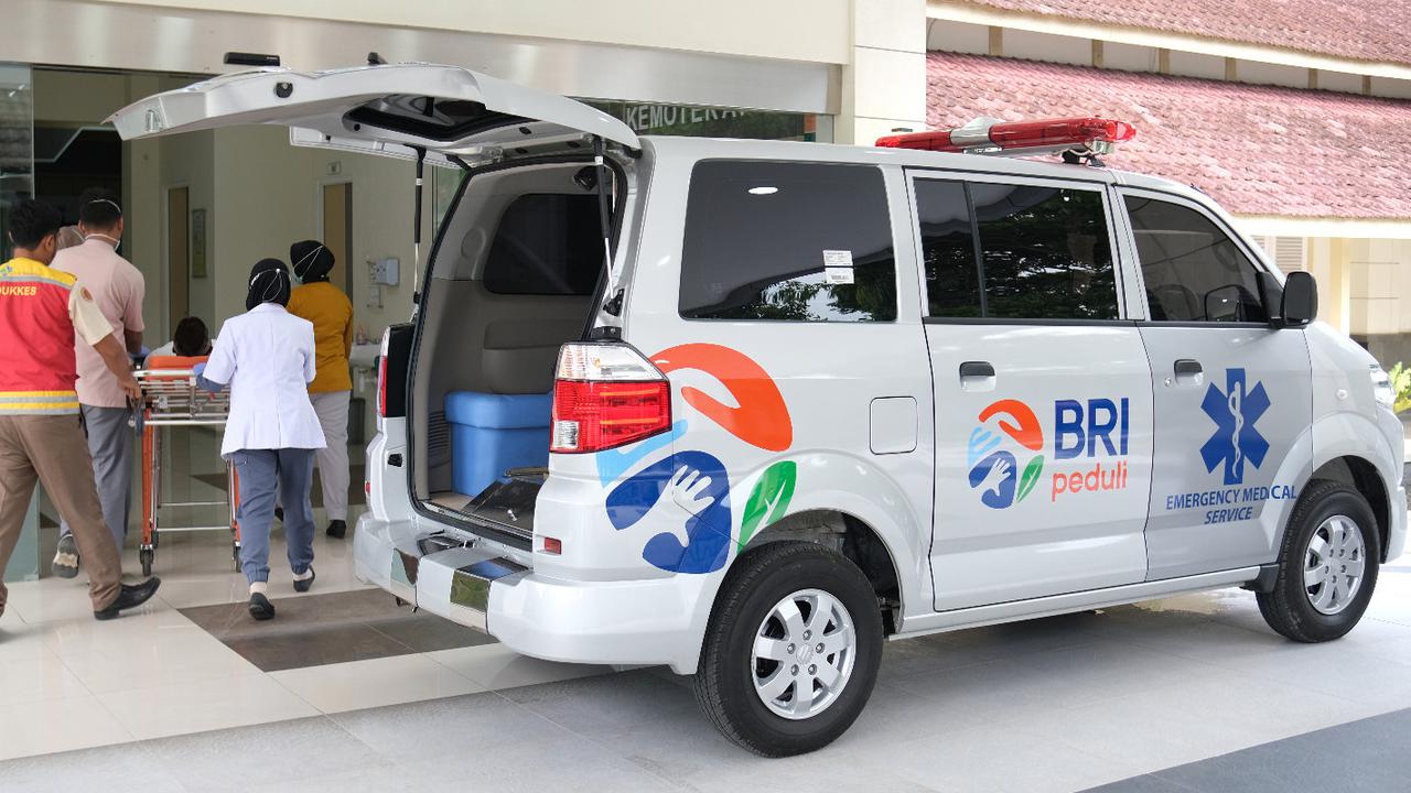 FOTO: BRI Peduli Salurkan Ratusan Unit Ambulans ke Berbagai Faskes di Seluruh Indonesia
