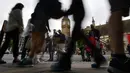 Pejalan kaki melintas di sekitar menara jam Big Ben yang mulai membisu di Elizabeth Tower, London, Senin (21/8). Membisunya Big Ben kali ini merupakan yang pertama kali setelah terakhir kali terjadi pada 157 tahun yang lalu. (BEN STANSALL / AFP)