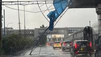 Hujan dan Angin Kencang Ganggu Sejumlah Ruas Tol Jakarta, Pohon Tumbang hingga Fasilitas Roboh