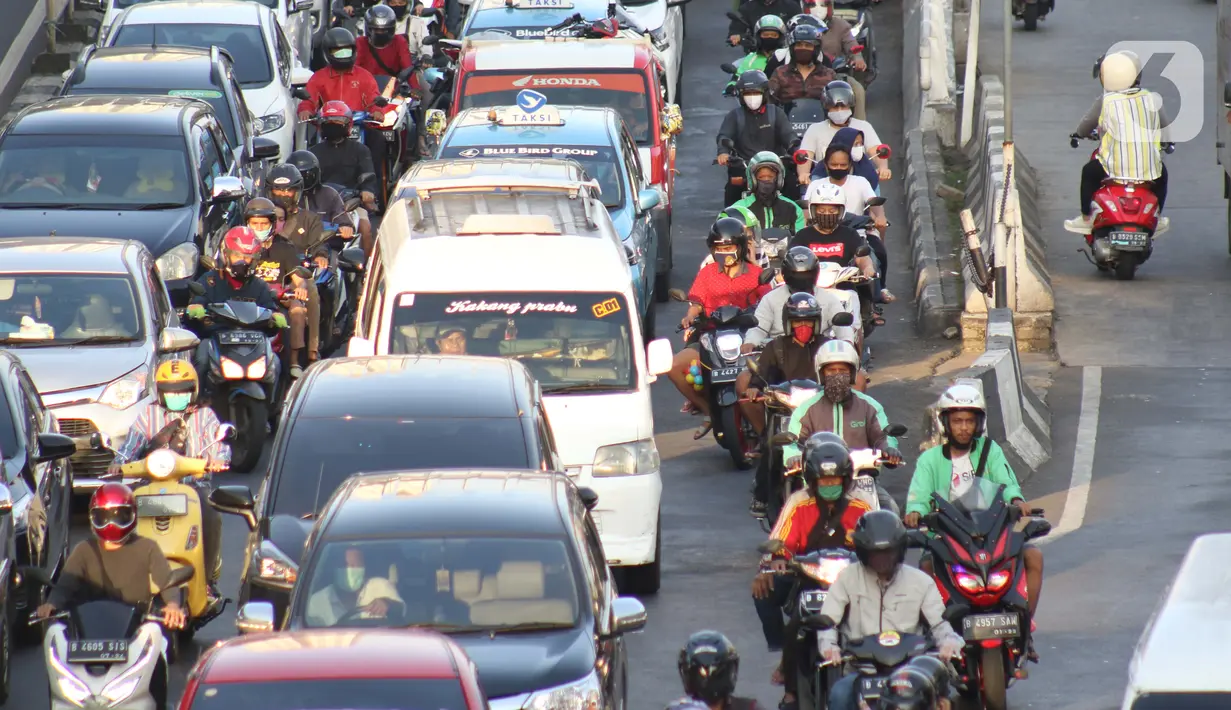 Pengendara terjebak kepadatan arus lalu lintas di Jalan Ciledug Raya, Jakarta, Jumat (15/5/2020). Dinas Tenaga Kerja, Transmigrasi dan Energi DKI Jakarta mencatat ada 1.100 perusahaan atau kantor di Jakarta melanggar aturan Pembatasan Sosial Berskala Besar (PSBB). (Liputan6.com/Helmi Fithriansyah)