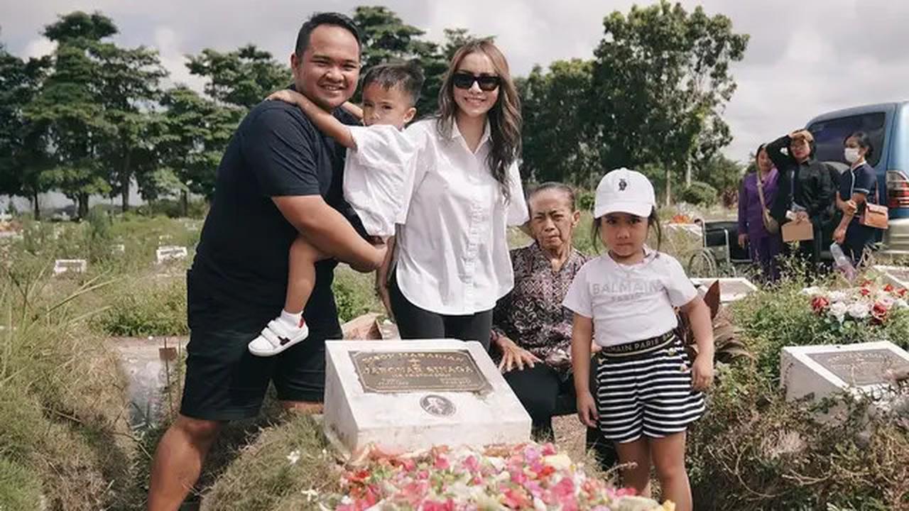 Momo jarang pulang ke Pekanbaru, tempat kelahirannya, sejak menikah dengan Nicola.