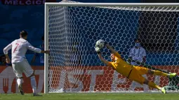 Sayang, eksekusi penalti yang dilakukan striker Alvaro Morata masih dapat ditepis kiper Martin Dubravka. (Foto: AP/Pool/Thanassis Stavrakis)