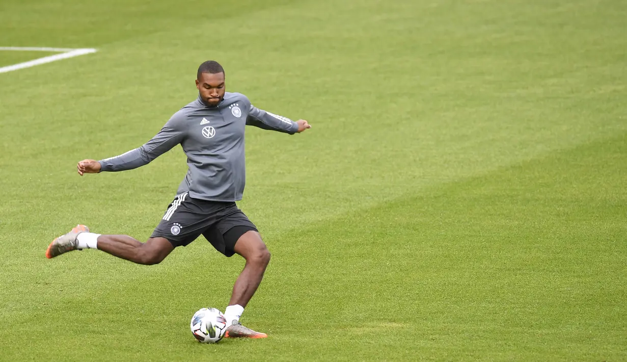 Pemain Timnas Jerman, Jonathan Tah, saat mengikuti sesi latihan jelang berlaga di UEFA Nations League di Stuttgart, Jerman, Rabu (3/9/2020). Jerman akan berhadapan dengan Spanyol. (AFP/Thomas Kienzle)