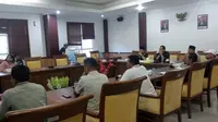 Rapat dengar pendapat warga bersama anggota DPRD Batam di Ruang Komisi III DPRD Batam, Senin (29/5/2023), membahas soal krisis air bersih di Batam. (Liputan6.com/ Ajang Nurdin)