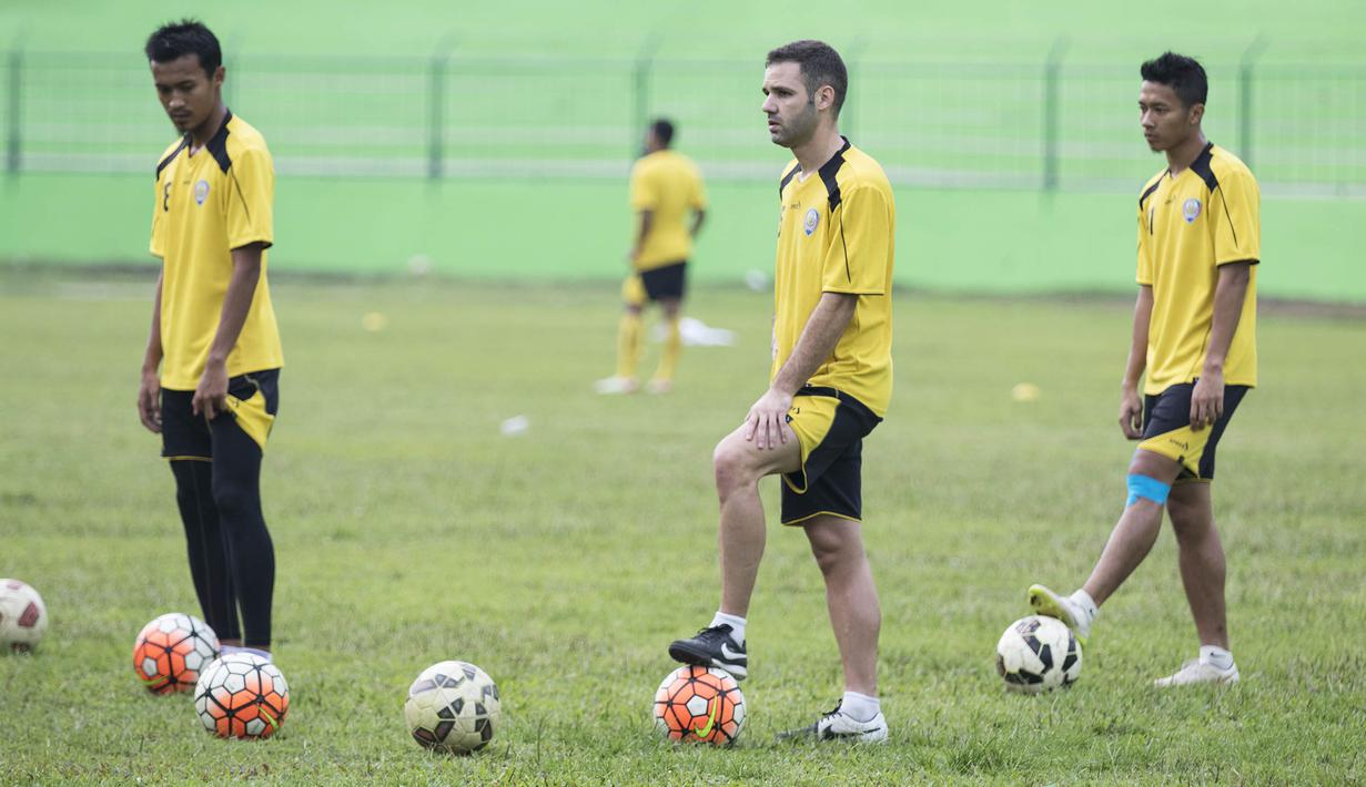 Para pemain Arema Cronus bersiap melakukan latihan tendangan jelang laga menghadapi Sriwijaya FC pada Piala Jenderal Sudirman di Stadion Gajayana, Malang, Jumat (20/11/2015). (Bola.com/Vitalis Yogi Trisna)