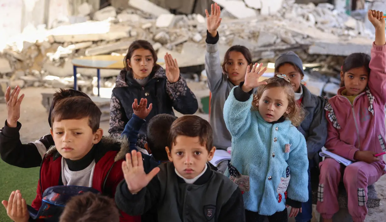 Saat ini, hampir seluruh anak di Gaza terlantar pendidikannya. (Bashar TALEB/AFP)