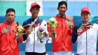 Atlet soft tennis Indonesia, Alexander Elbert Sie (kiri), meraih medali perak Asian Games 2018. Sementara itu, Prima Simpatiaji (dua dari kanan) merengkuh medali perunggu. (AFP/Adek Berry)