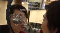 Kegemaran wanita untuk merias wajahnya telah membuat seorang desainer robot asal Austri Maya Pindeus dan Johanna Pichlbauer berhasil menciptakan mesin yang dapat merias wajah seseorang.Mesin ini dapat memberi eyeliner pada mata dan juga memakaikan li...