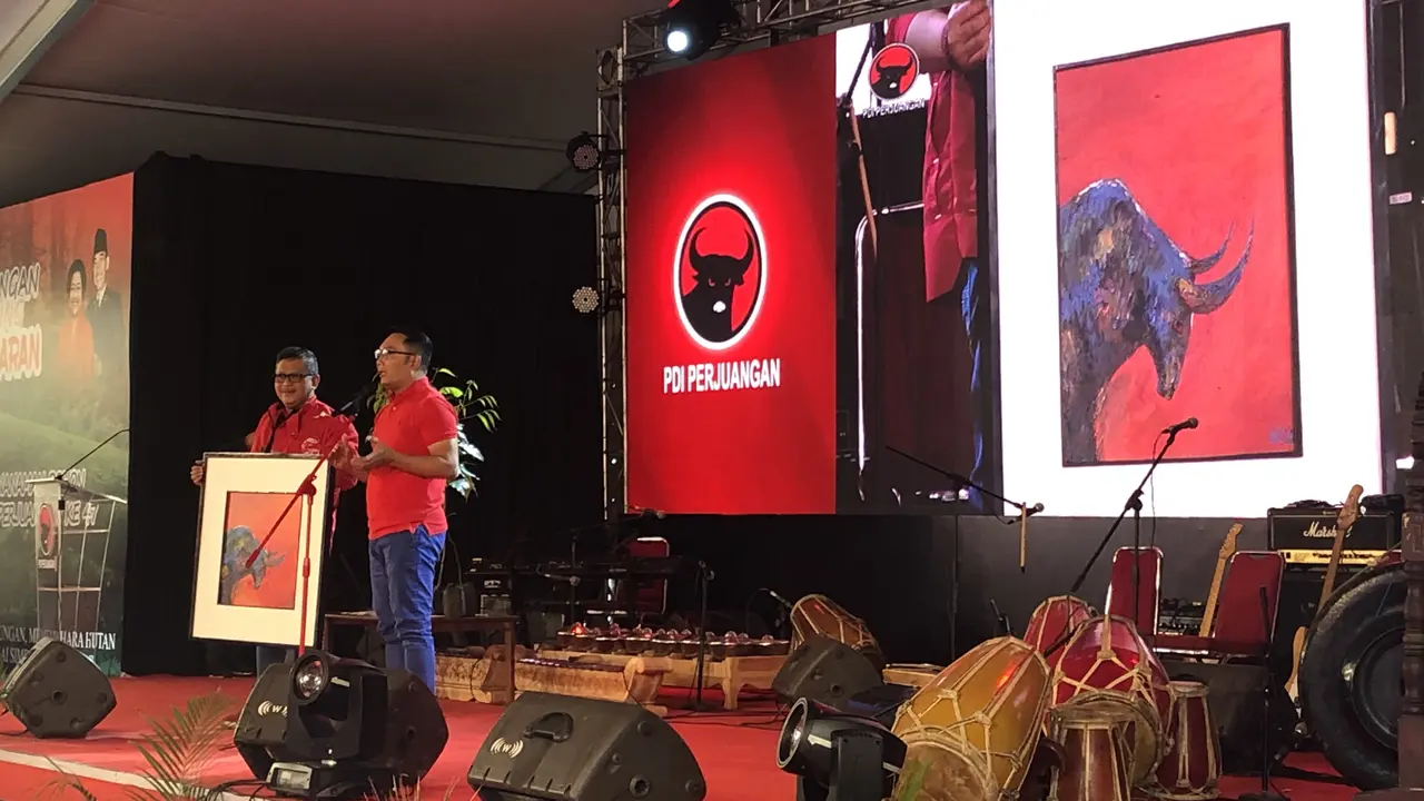 Ridwan Kamil menyerahkan hadiah lukisan untuk Megawati.