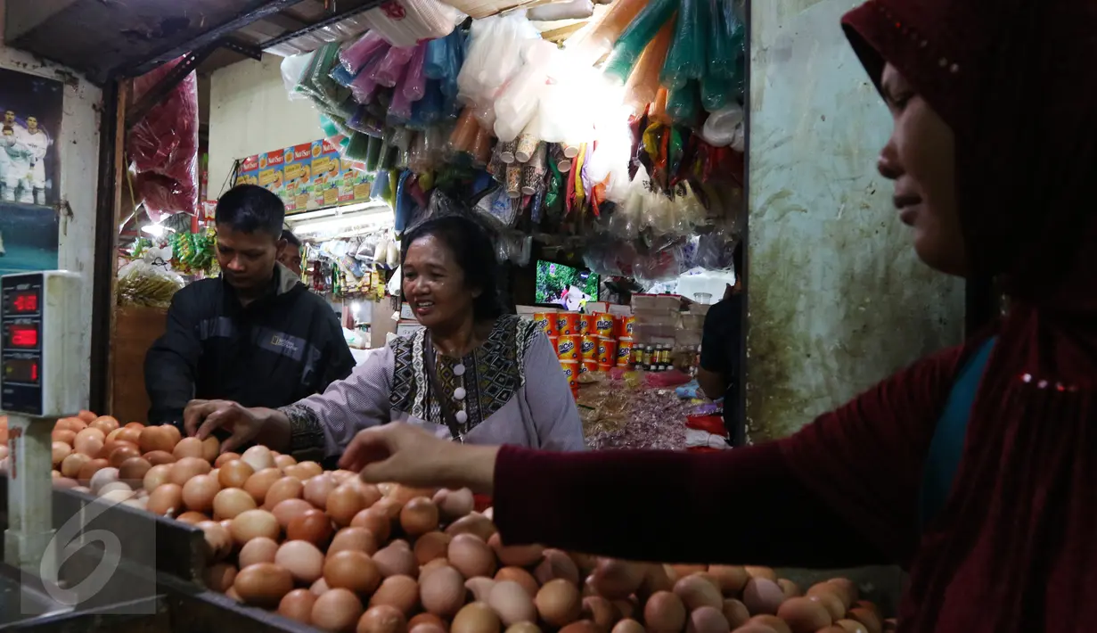 Pembeli memeilih telur ayam di pasar Kebayoran Lama, Jakarta, Selasa (3/1). Badan Pusat Statistik (BPS) menyebut kelompok bahan makanan menjadi penyumbang inflasi terbesar sepanjang 2016 yakni mencapai 1,21 persen. (Liputan6.com/Angga Yuniar)