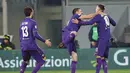 Para pemain Fiorentina merayakan gol Federico Bernardeschi (kanan) saat melawan Napoli  pada laga Serie A Italia di Artemio Franchi stadium, Florence, Italia, (22/12/2016).  (AFP/Alberto Pizzoli)