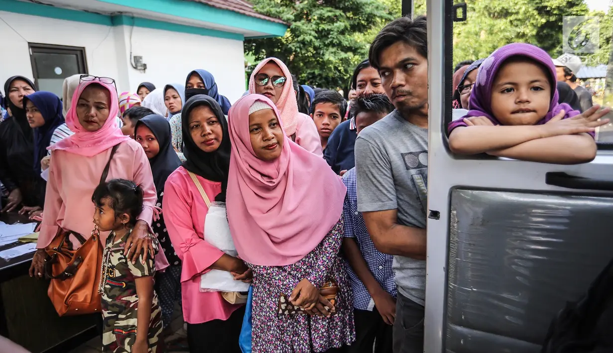 Sejumlah ibu dan anak menunggu panggilan untuk pembuatan Kartu Identitas Anak (KIA) di Pondok Aren, Tangerang Selatan, Jumat (16/11). KIA diterbitkan oleh Dinas Kependudukan dan Pencatatan Sipil Kabupaten/Kota. (Liputan6.com/Fery Pradolo)