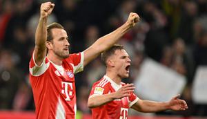 Harry Kane (kiri) dari Bayern dan Joshua Kimmich (Bayern) merayakan kemenangan mereka dalam pertandingan Bundesliga antara Bayern Munchen dan Borussia Dortmund di Munich, Jerman, Sabtu, 18 Oktober 2025. (Foto AP/Lennart Preiss)