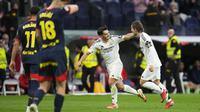 Pemain Real Madrid, Luka Modric merayakan gol ke gawang Girona bersama Brahim Diaz dalam laga lanjutan Liga Spanyol 2024/2025 di Stadion Santiago Bernabeu, Madrid, Minggu (24/02/2025) waktu setempat. (AP Photo/Manu Fernandez)