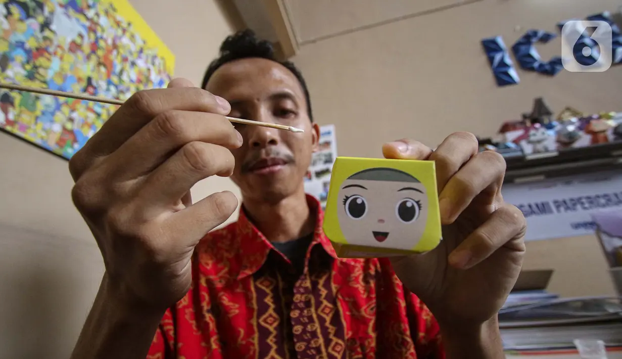 Karyawan melakukan rancang bangun model kertas atau papercraft di rumah produksi Ichinogami di Kemanggisan, Jakarta Barat, Kamis (31/8/2023). (Liputan6.com/Angga Yuniar)