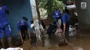Petugas Sudin LH membersihkan lumpur sisa banjir di salah satu rumah warga di kawasan Rawajati, Jakarta, Sabtu (27/4). Banjir akibat luapan air sungai Ciliwung sempat melanda kawasan ini pada Jumat (26/4). (Liputan6.com/Helmi Fithriansyah)
