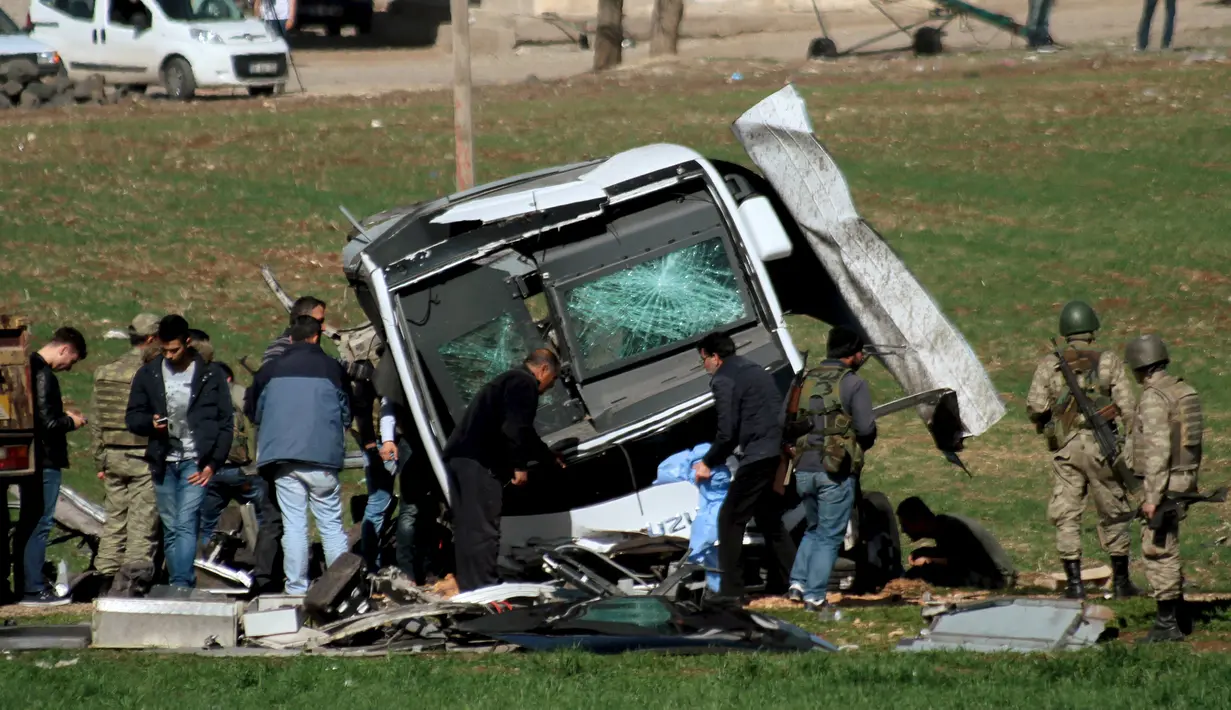 Petugas saat memeriksa kendaraan militer yang menjadi sasaran bom remote kontrol di Diyarbakir, Turki (18/2).Sebelumnya telah terjadi serangan bom yang sama di daerah Ankara. (REUTERS / Sertac kayar)