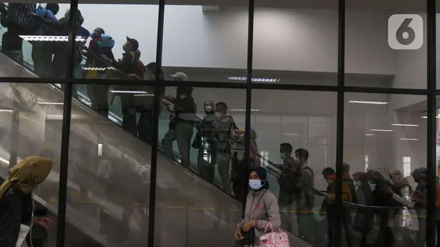 Kepadatan Penumpang KRL Commuter Line di Stasiun Manggarai Pada Sore Hari