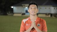 Gelandang Persija, Sandi Sute, mengucapkan Selamat Hari Raya Idul Fitri 2017. (Bola.com/Okie Prabhowo)