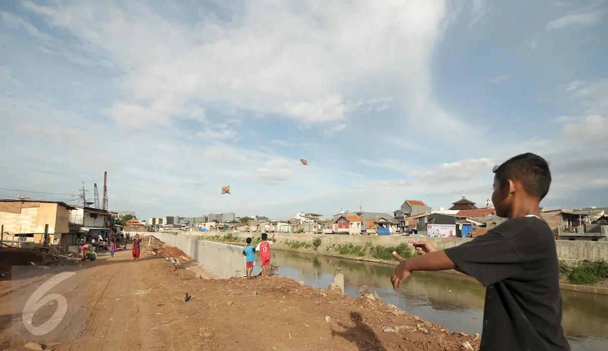 Suasana Bukit Duri di sela proyek normalisasi kali Ciliwung, Jakarta, Jumat (13/1). Meski warga Bukit Duri memenangkan gugatan di PTUN Jaksel, proyek normalisasi di sepanjang sungai Ciliwung di kawasan tersebut berlanjut. (Liputan6.com/Yoppy Renato)