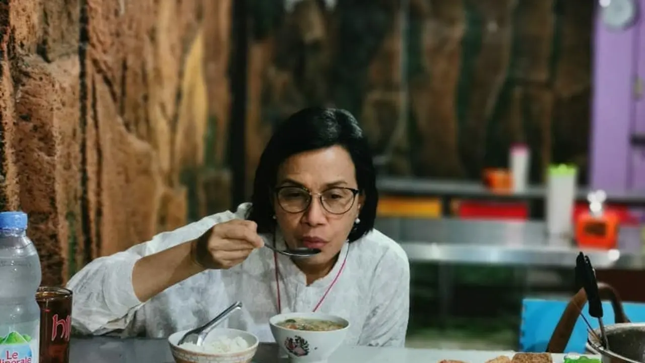 Menteri Keuangan Sri Mulyani saat menyantap soto khas Semarang