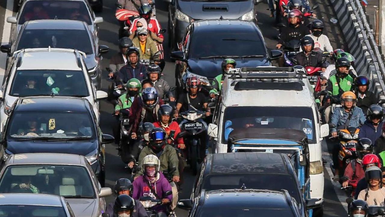 FOTO: Pemprov DKI Resmi Naikkan Tarif Progresif Pajak Kendaraan Bermotor 0,5 Persen