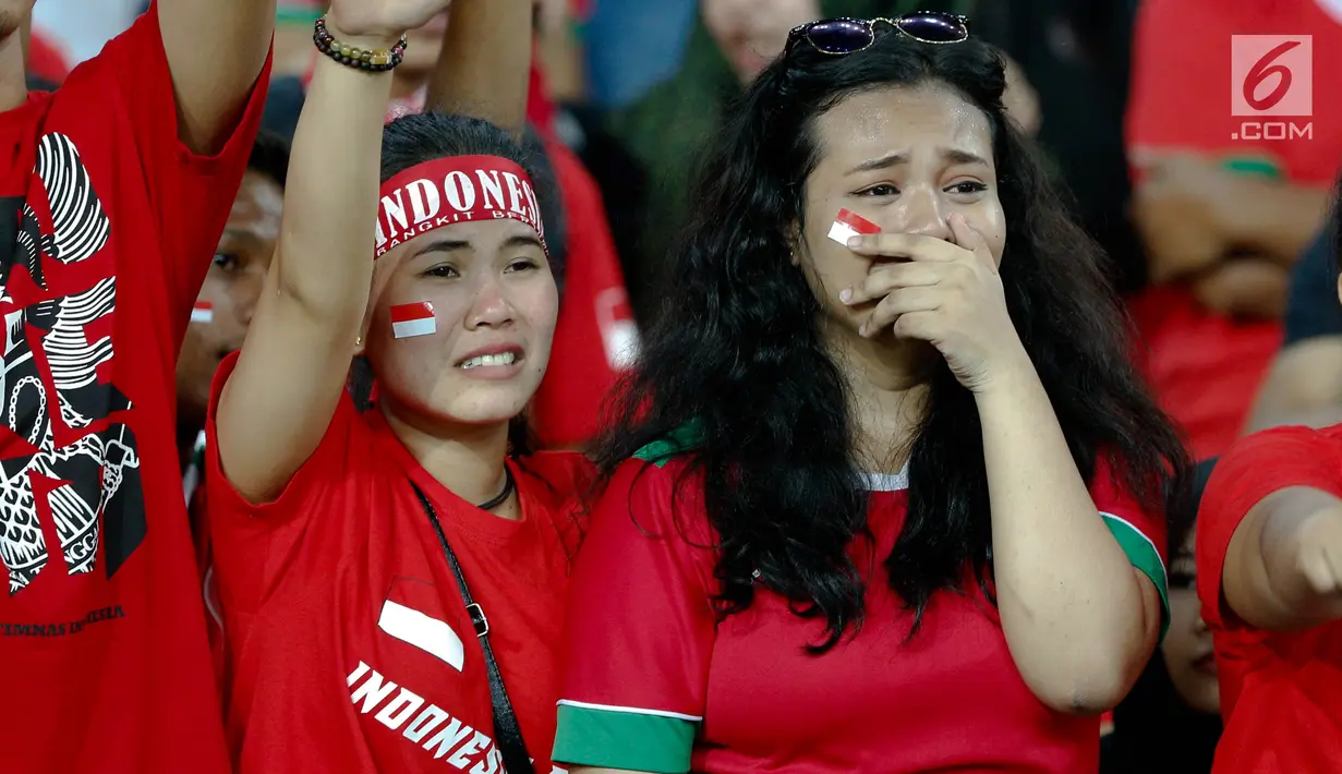 Ekspresi kesedihan suporter usai Timnas U-22 Indonesia dikalahkan Malaysia dalam laga semifinal Sea Games 2017 di Stadion Shah Alam, Sabtu (26/8). Indonesia kalah dengan Malaysia dengan skor 1-0. (Liputan6.com/Faizal Fanani)