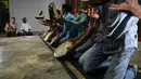 Pemuda mengikuti gladi bersih tari Rapa'i Geleng, menggunakan rebana tradisional, di desa ekowisata Nusa di Lhoknga, provinsi Aceh (31/8/2021). (AFP/Chaideer Mahyuddin)