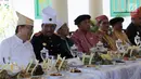 Tokoh nasional Rizal Ramli (kiri) berbincang dengan Sultan Tidore Husain Syah pada HUT ke 910 Kota Tidore di Kesultanan Tidore, Sulawesi Utara, Kamis (12/4). Pada kesempatan itu Rizal Ramli juga mendapat baju adat kesultanan. (Liputan6.com/Pool/Ardi)
