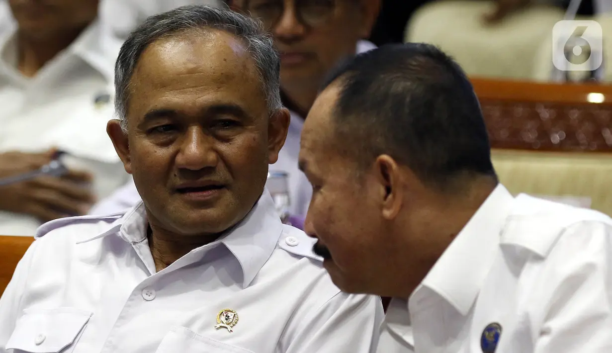 Kepala BNN Komjen Heru Winarko (kiri) saat mengikuti rapat kerja dengan Komisi III DPR di Gedung Nusantara II, Kompleks Parlemen, Jakarta, Kamis (21/11/2019). Rapat membahas rencana strategis BNN dan BNNP serta hasil pemeriksaan BPK semester I tahun 2019. (Liputan6.com/JohanTallo)