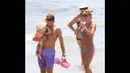 Steven Gerrard memanfaatkan waktu liburnya bersama keluarganya (dailymail.co.uk)