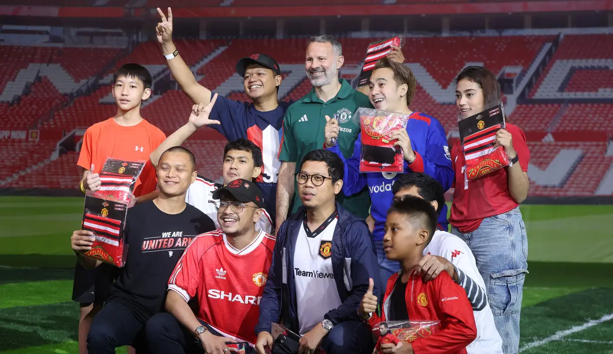 Legenda Manchester United, Ryan Giggs menyapa para fans di Indonesia dalam acara peluncuran kartu kredit Maybank yang berkolaborasi dengan Manchester United di Jakarta Convention Center (JCC), Senayan, Jakarta, Sabtu (18/5/2024). (Bola.com/M Iqbal Ichsan)