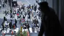 Seorang pria melihat keluar melalui jendela pada awal liburan "Minggu Emas" Jepang di distrik Shibuya, Tokyo (29/4/2021). Periode Golden Week bergantung pada tahunnya, tapi dimulai sekitar 29 April dan berakhir sekitar 5 Mei. (AP Photo/Eugene Hoshiko)