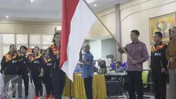 Sejumlah atlet mengikuti saat upacara pelepasan tim Piala Sudirman 2017 di Cipayung, Jakarta, Sabtu (6/5). Mereka terdiri diri dari 10 pemain putra dan 10 pemain putri yang akan berlaga di Australia pada 21-28 mei 2017. (Liputan6.com/Angga Yuniar)