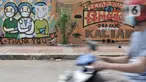 Pengendara melintas di depan mural dukungan untuk tim medis Covid-19 di kawasan Sunter, Jakarta, Rabu (27/5/2020). Mural bergambarkan sosok tim medis dan ungkapan doa ini berada di seberang RS Darurat Wisma Atlet yang dibuat oleh Karang Taruna Kelurahan Sunter Jaya. (merdeka.com/Iqbal S. Nugroho)