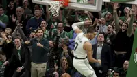 Pemain Celtics Jayson Tatum melakukan dunk saat melawan Pacers di play off NBA (AP)