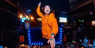 Seperti diketahui DJ, merupakan profesi yang dekat dengan dunia malam. [Foto: Instagram Sheila Marcia]