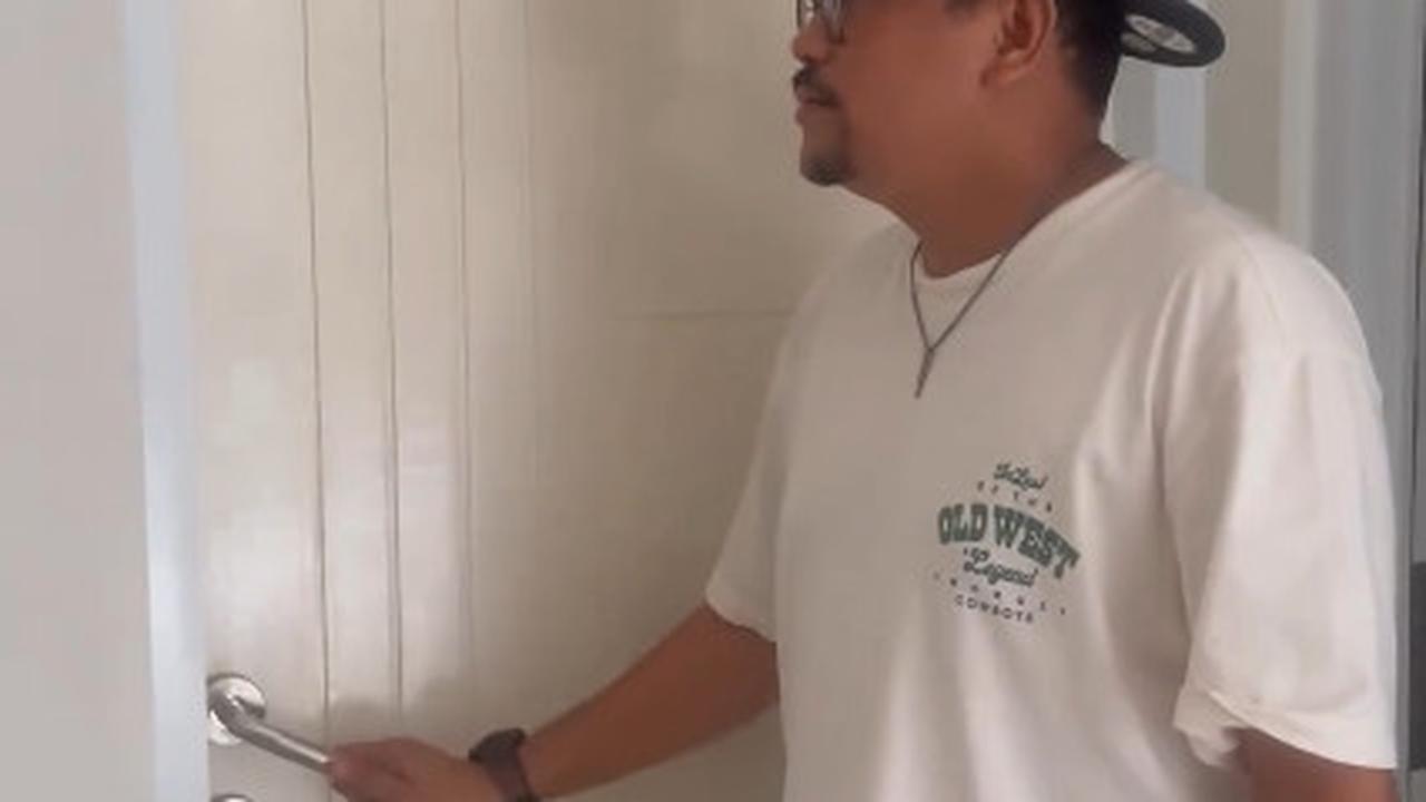 Warna putih mendominasi seluruh ruangan rumah barunya, menciptakan kesan kesegaran dan kebersihan.<br>