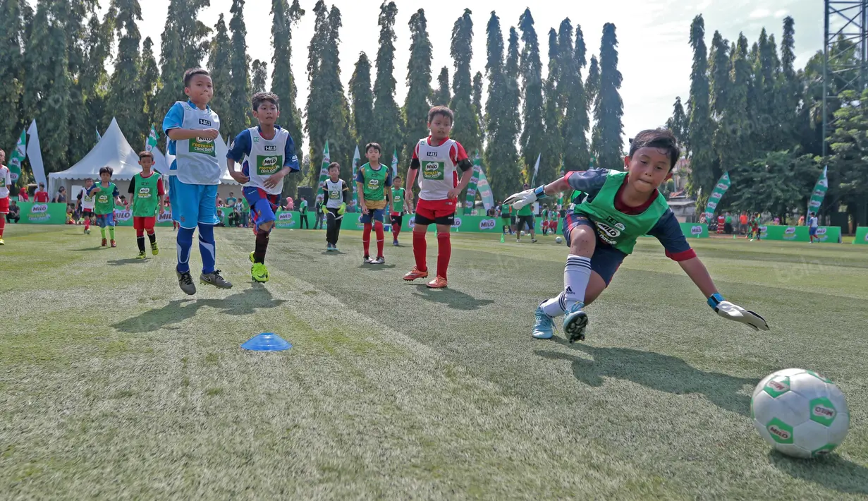 Aksi seorang kiper saat mengejar bola pada ajang Milo Football Clinic Day, Minggu (30/10/2016) di Simprug. (Bola.com/Nicklas Hanoatubun)