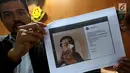 Tim kuasa hukum Ketua DPR Setya Novanto menunjukkan sejumlah meme yang beredar di internet di Direktorat Pidana Cyber Bareskrim Polri, Jakarta, Rabu (1/11). Laporan tersebut berisi tuduhan fitnah dan pencemaran nama baik. (Liputan6.com/JohanTallo)