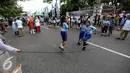 Sejumlah murid sekolah dasar (SD) bermain lompat tali dalam festival  permainan tradisional rakyat Maluku didepan Balai Kota Ambon, Maluku, Selasa (7/2). Festival tersebut diselenggarakan untuk memperingati Hari Pers Nasional. (Liputan6.com/Faizal Fanani)