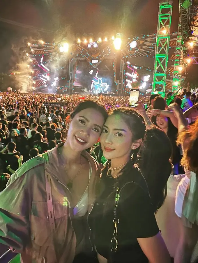 Pesona Ririn Dwi Ariyanti saat menikmati pertunjukkan musik DWP 2022. (Foto: Instagram/ririndwiariyanti)