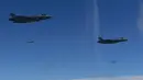 Jet tempur Angkatan Udara AS F-35 menjatuhkan bom di atas Semenanjung Korea, Korea Selatan (31/8). (South Korea Defense Ministry via AP)